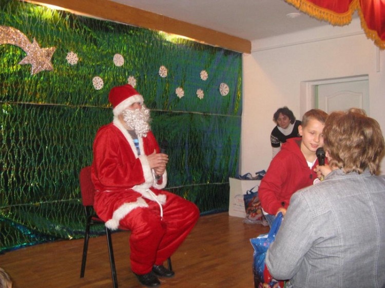 Zabawa choinkowa w Gminnej Świetlicy Św. Mikołaj  przywiózł ze sobą prezenty