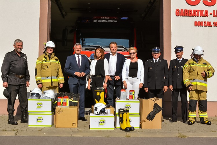 [FOTO] Nowe umundurowanie trafiło do strażaków ochotników z gminy Garbtka-Letnisko