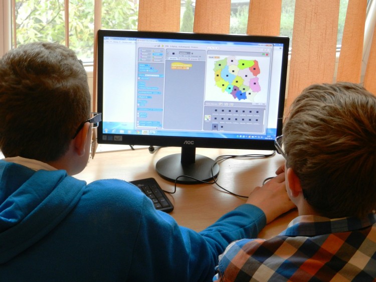 Laptopy, interaktywne monitory, meble. Szkoła w Bogucinie zyska nowy sprzęt