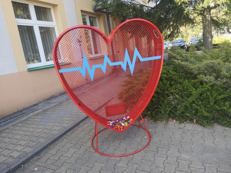 Czerwone Eko Serce na plastikowe korki stanęło w Garbatce-Letnisko. Każdy może pomóc potrzebującym dzieciom
