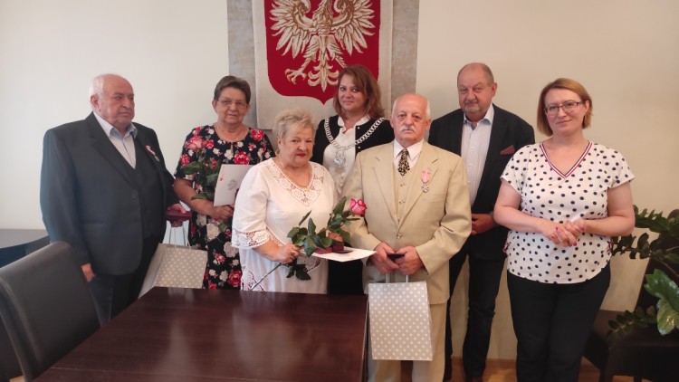 Jubilatom gratulacje oraz życzenia złożyła Wójt Teresa Fryszkiewicz oraz przewodniczący rady Włodzimierz Mazur