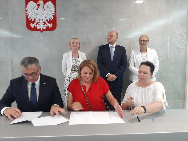 WFOŚiGW w Warszawie przekazał mazowieckim samorządom promesy na usuwanie i unieszkodliwianie wyrobów zawierających azbest